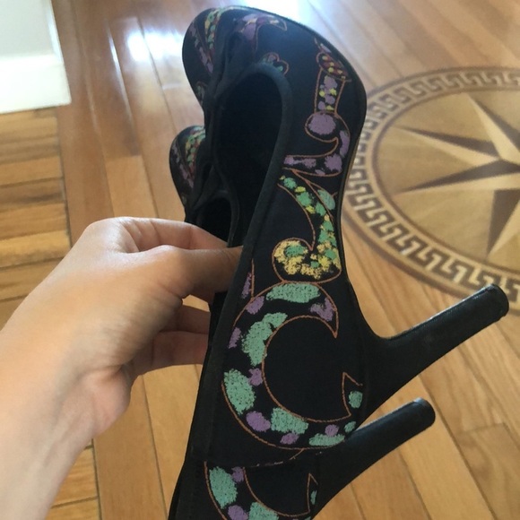Stuart Weitzman Round toe heels with pattern - Picture 3 of 5